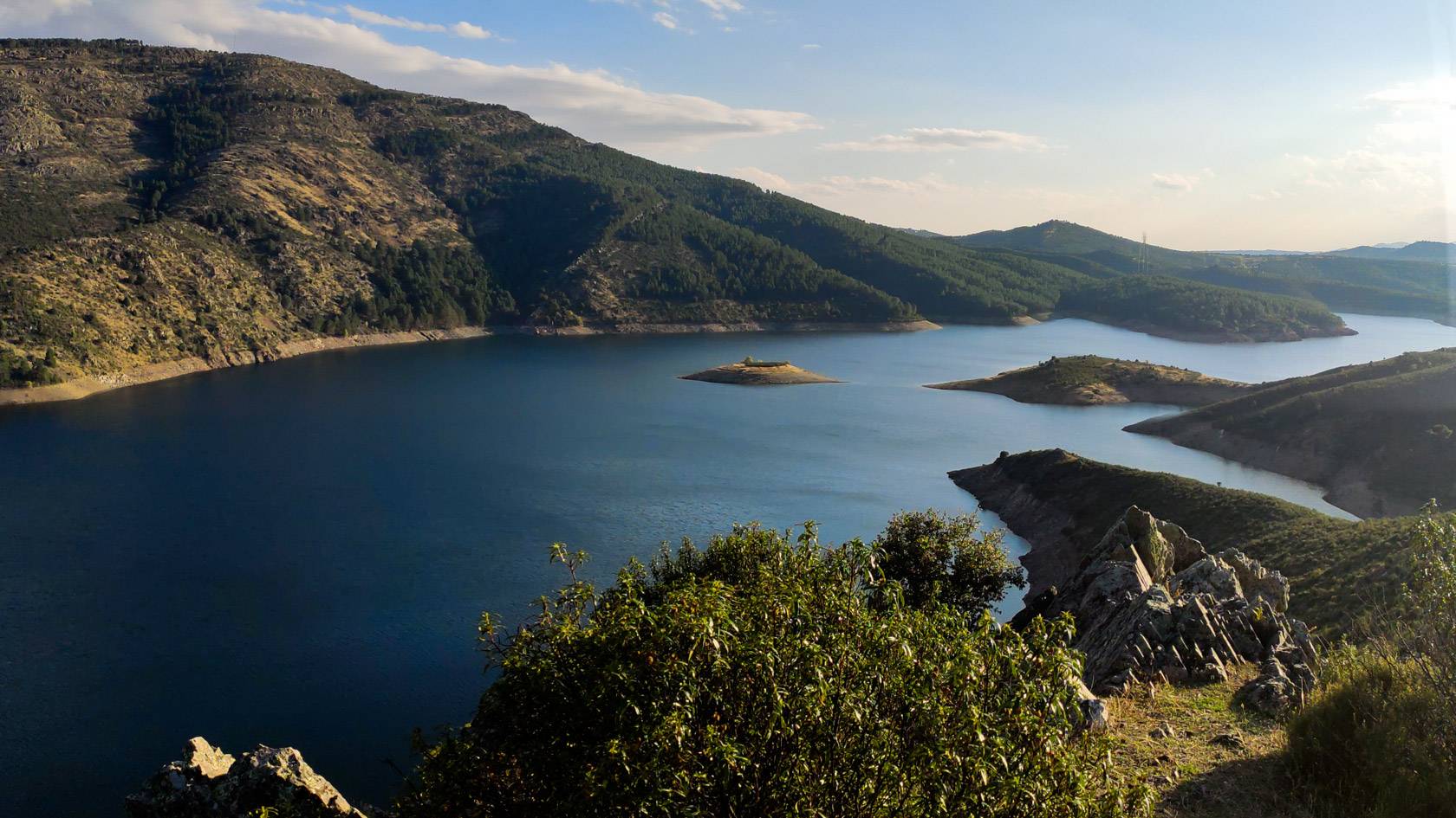 Vista panorámica del embalse de El Atazar en la Sierra Norte de Madrid
