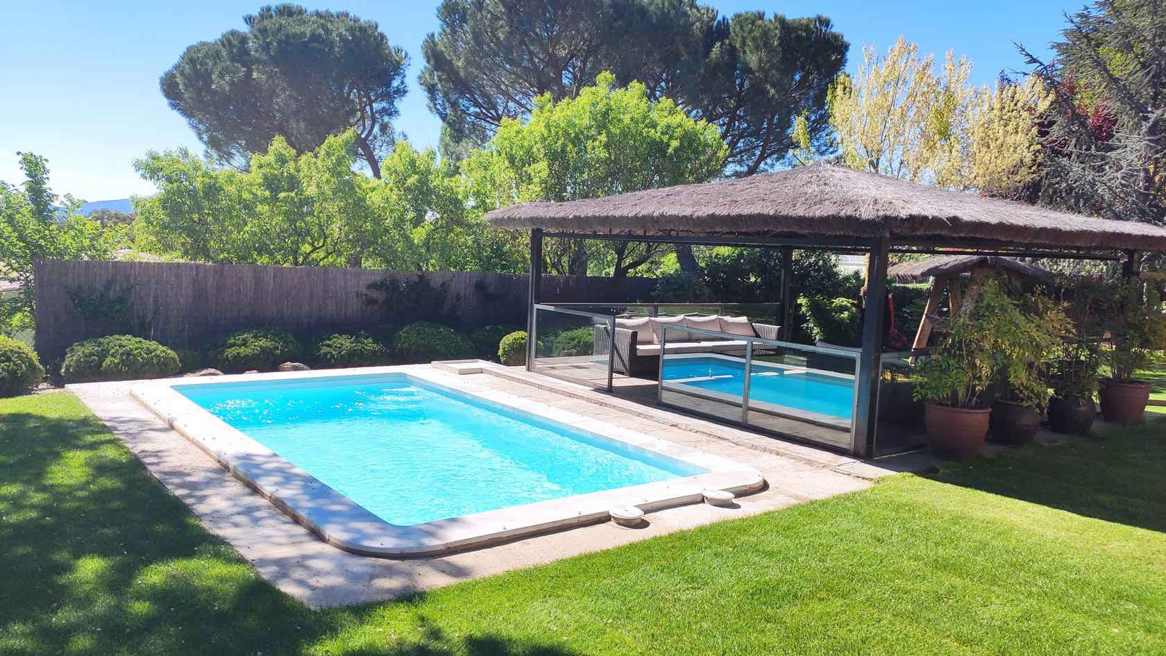 Piscina en el jardín de Casas Rurales Sierra de Madrid Saika Rural